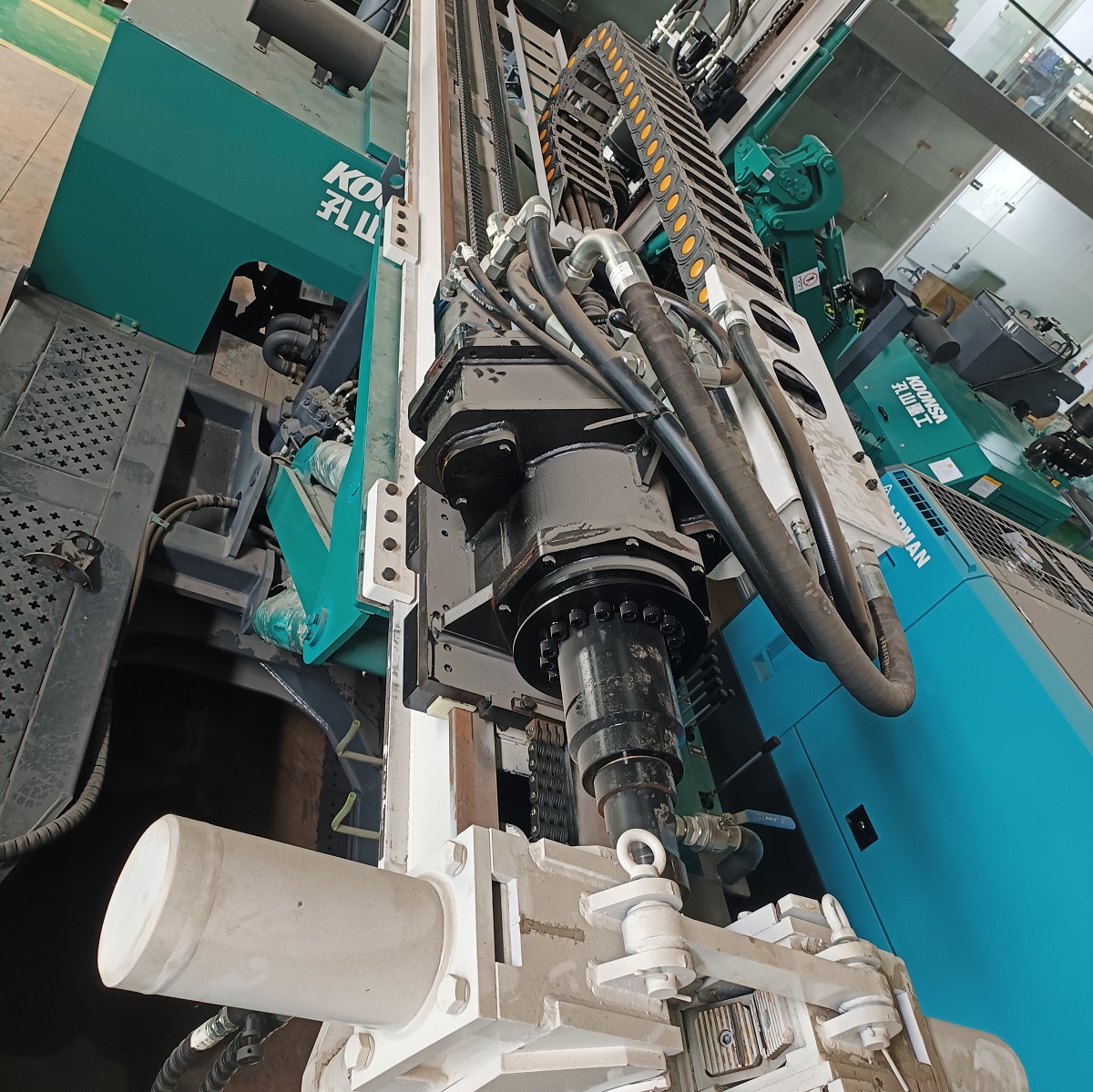 Erittäin lujat levyketjut kalliopulttiporakoneille